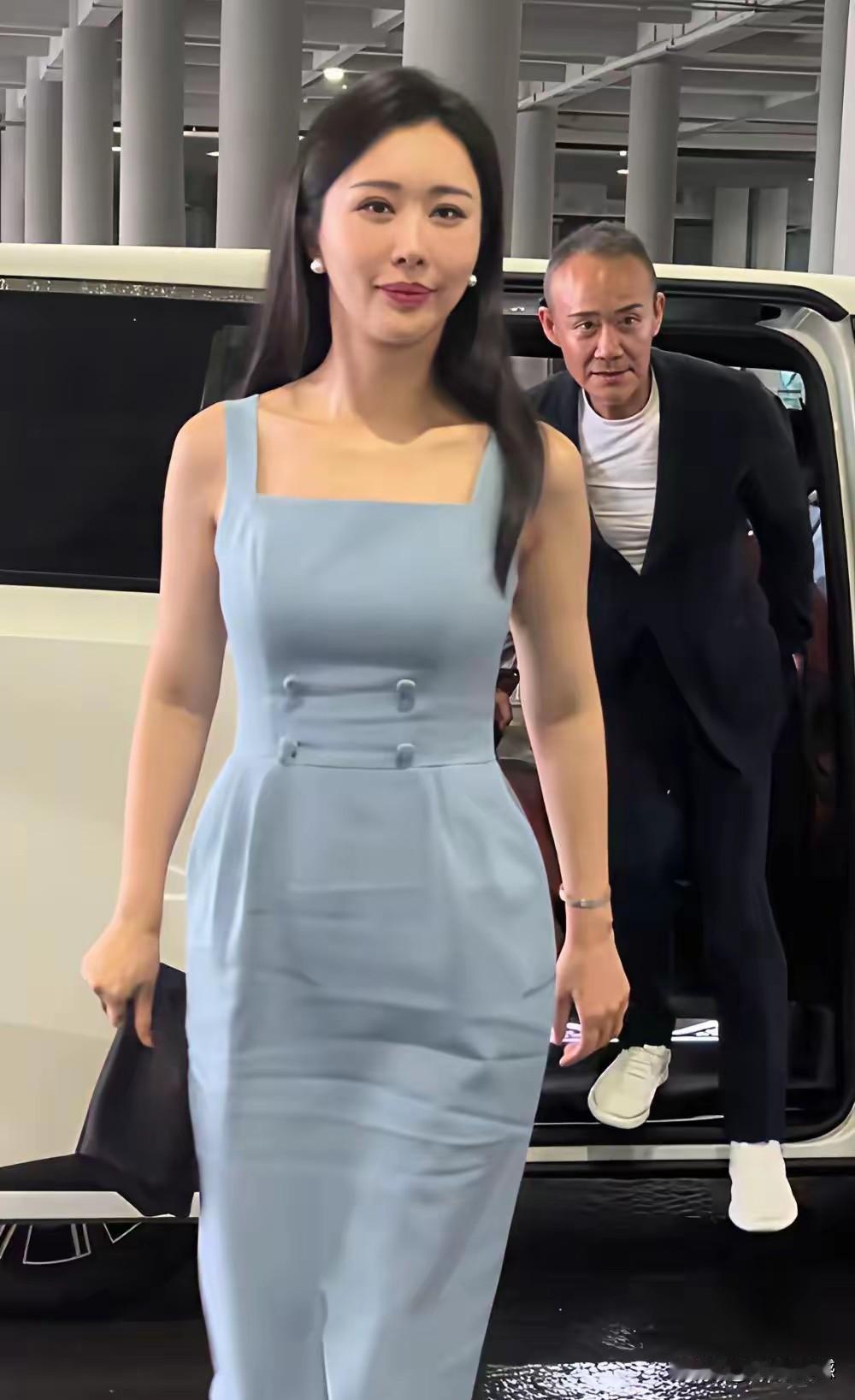 小田经过这些年历练之后，看起来也非常的成熟了，身上有一种巾帼不让须眉的气质，看起