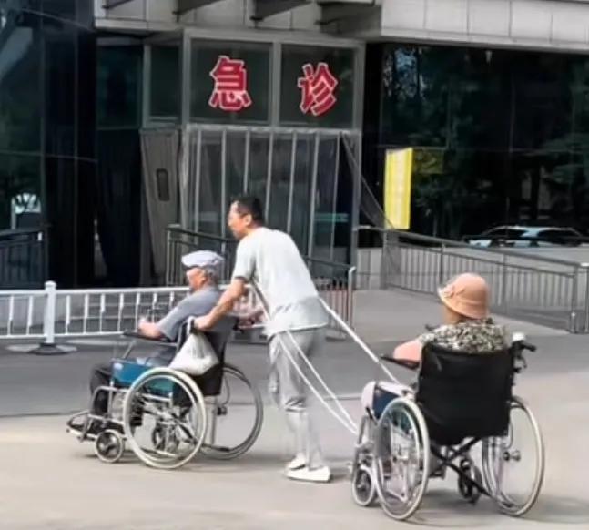 儿子前面推着老父亲，后面用绳子拉着老母亲，奋力推进医院！没有任何人帮他！可能他没