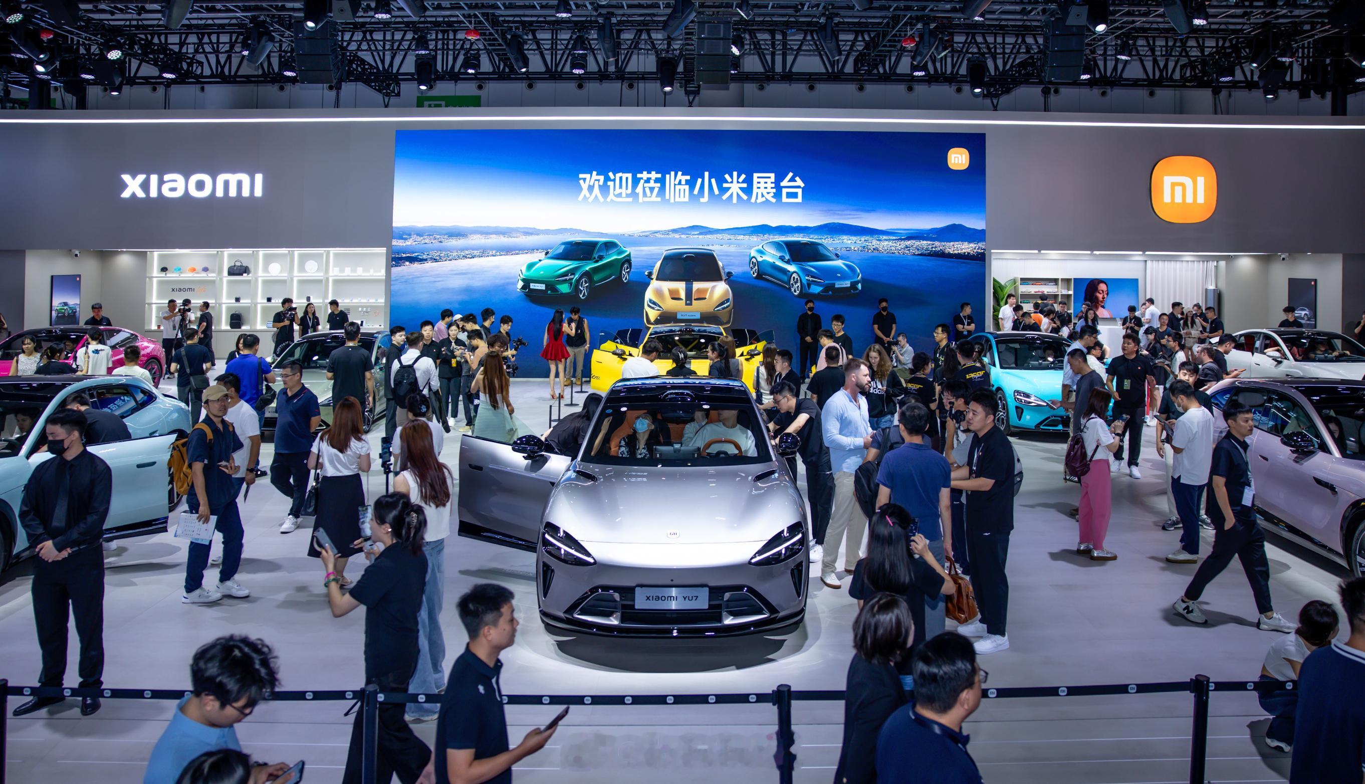 成都车展潮这看 小米汽车展台没有任何新闻发布，就是简单地看车、逛展。 同样朴实无