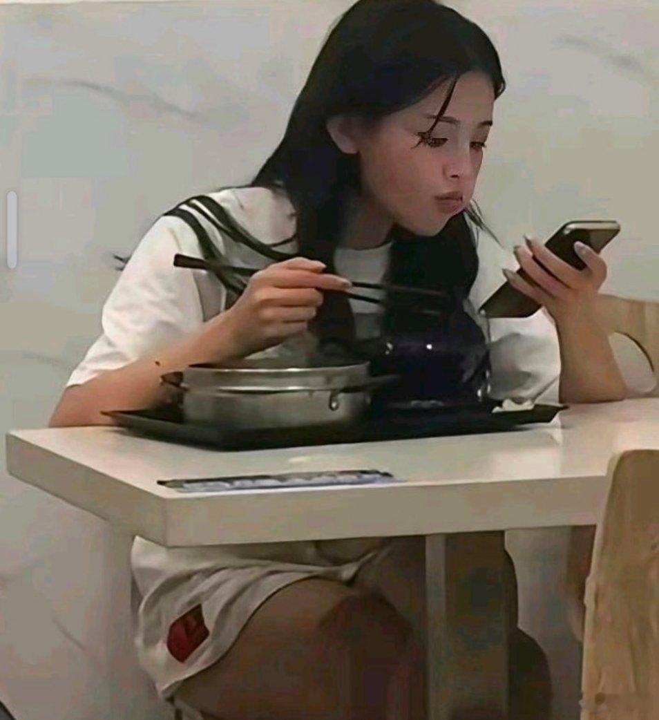 杨超越在厂子食堂里吃饭时拍的她也想不到多年后自己会这么火应该是16年左右还在厂子