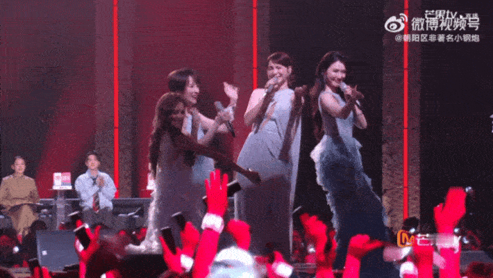 谢楠从鞋里拿出拉票小抄给谢楠一个麦克风她就会发光 双重暴击！《雨爱》氛围感拉满，