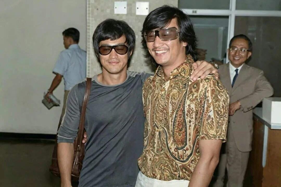 1971年，谢贤、李小龙搂腰搭肩！ 
