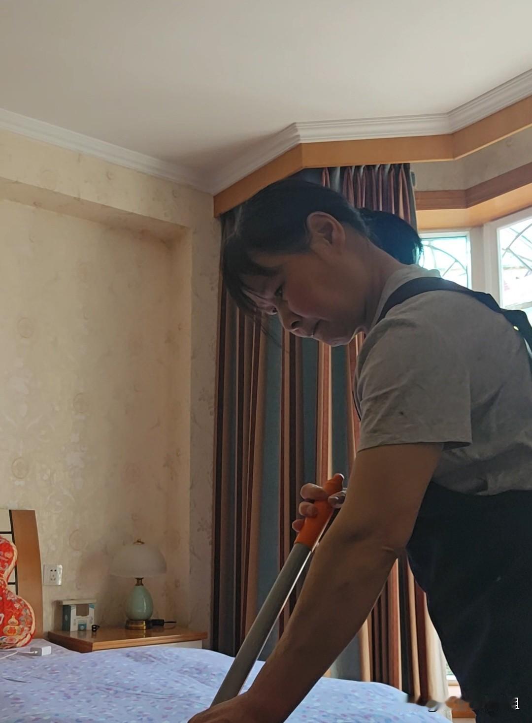 我承认，我活得比一般女人都累。

又要负责外面挣钱，又要负责家里一切家务。
家里