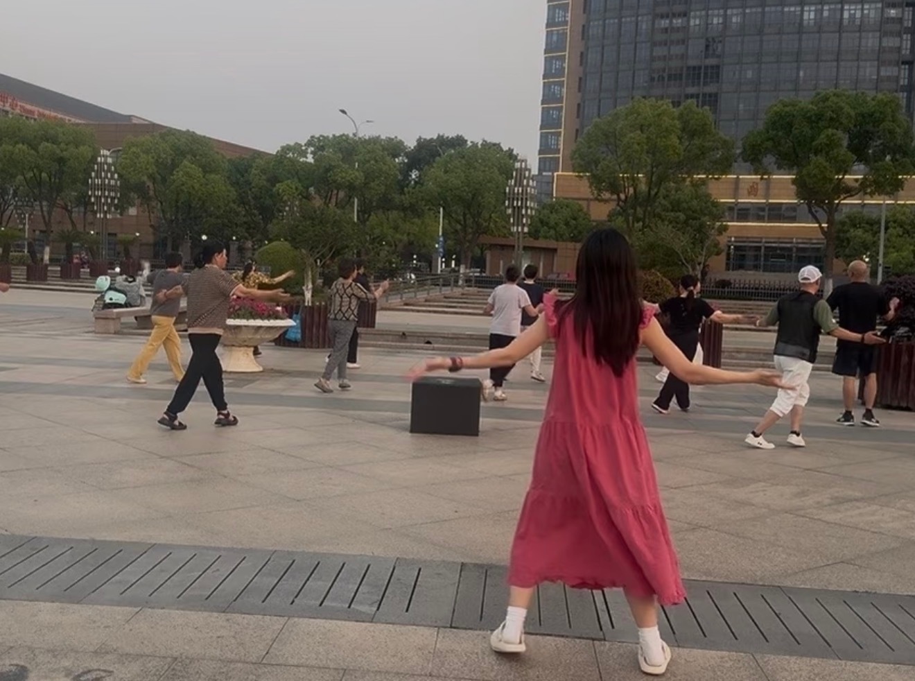 建议年轻人也去学广场舞广场舞从来不是长辈专属，旋律轻快治愈人心。每天抽半小时出门