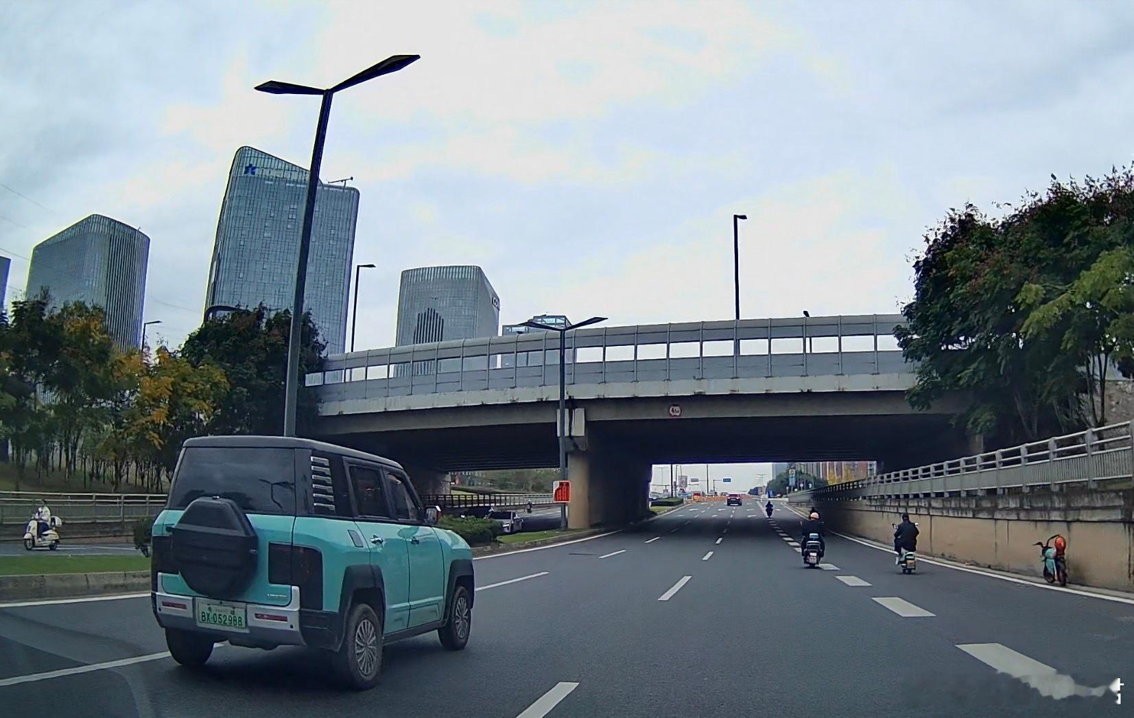 这个仰望U0.8的尺寸已经跟很多紧凑级SUV一样大了，这种老头乐在成都真的越来越