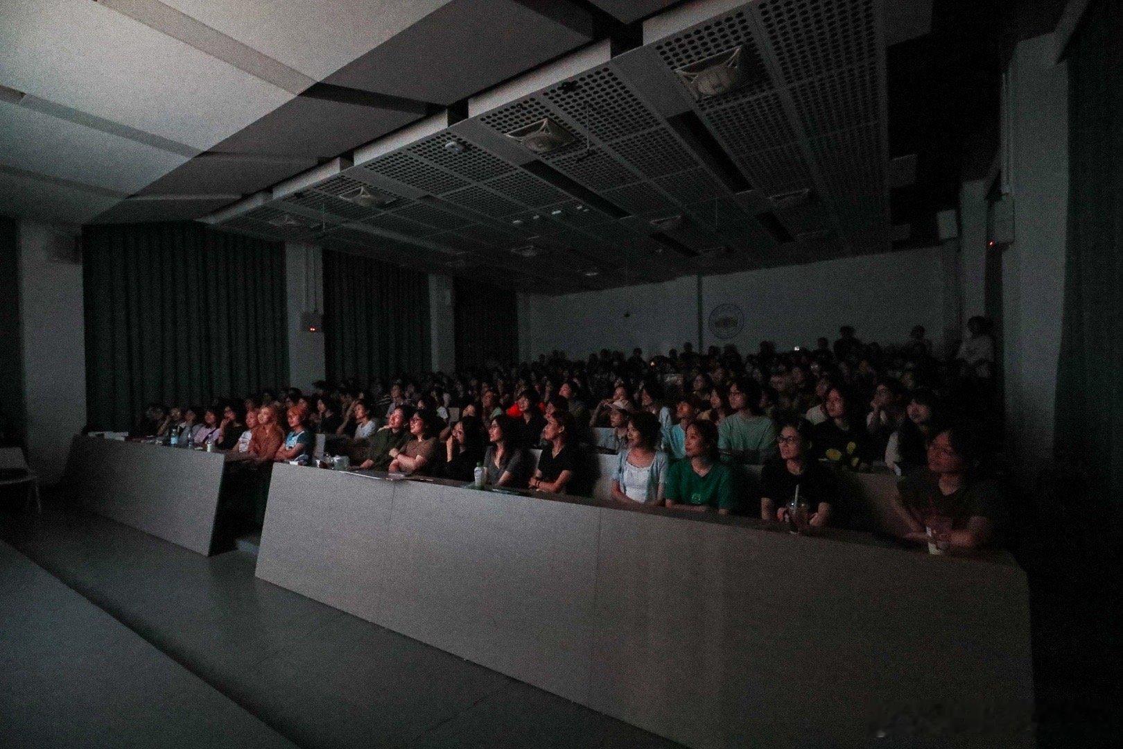 大学生演国漫还得大学生看 广美学子解锁《谷围南亭》观影新体验！天黑放映还原剧情感