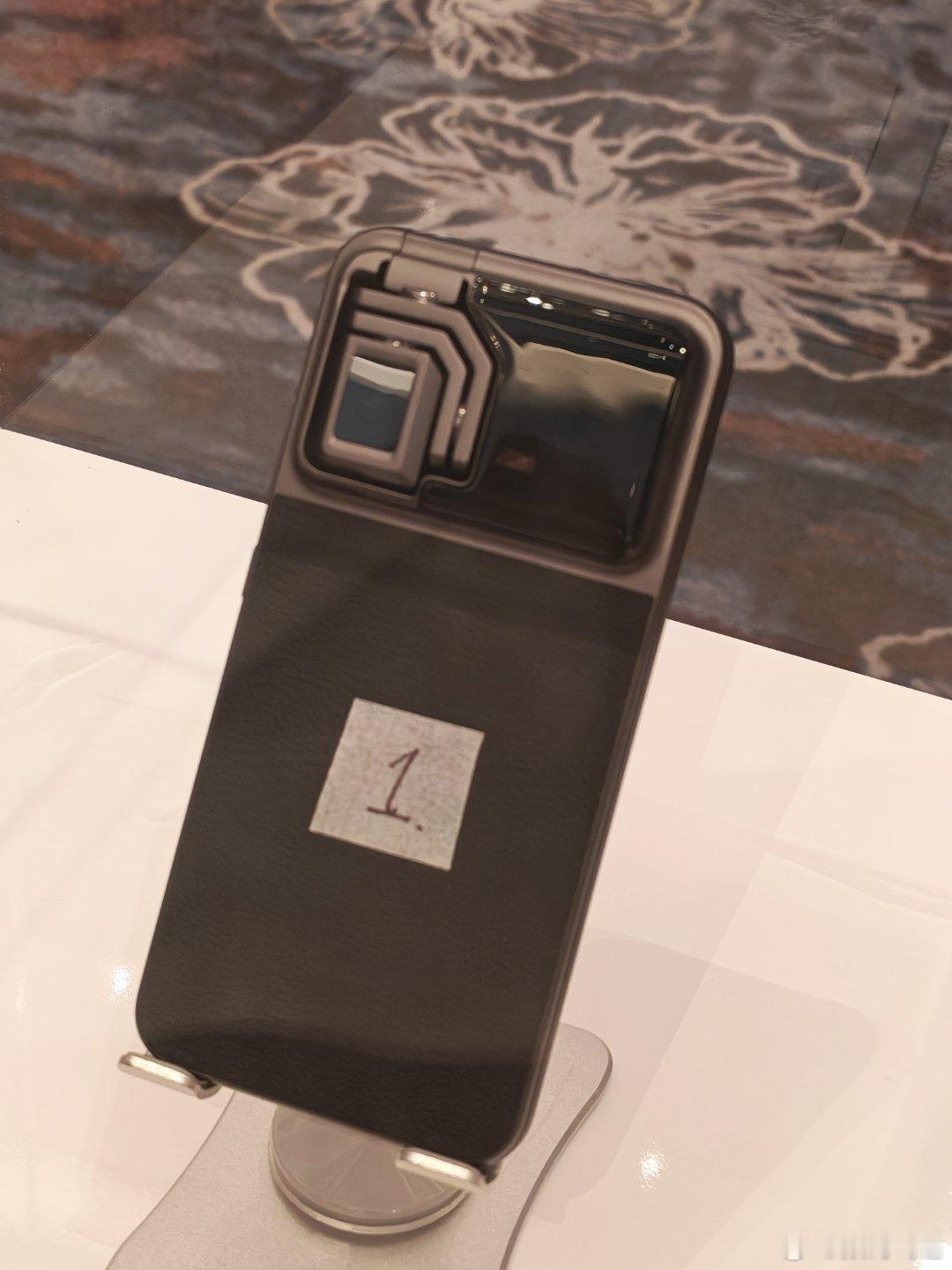 近距离看了一下荣耀机器人手机，从目前的情况来看，明年绝对能量产，而且这个产品估计