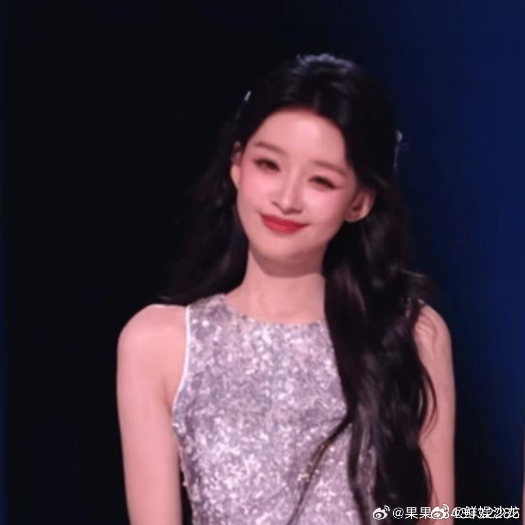 维妮娜贴脸开大孙怡孙怡被维妮娜贴脸开大现场气氛一下子被点燃，维妮娜勇敢提出问题，