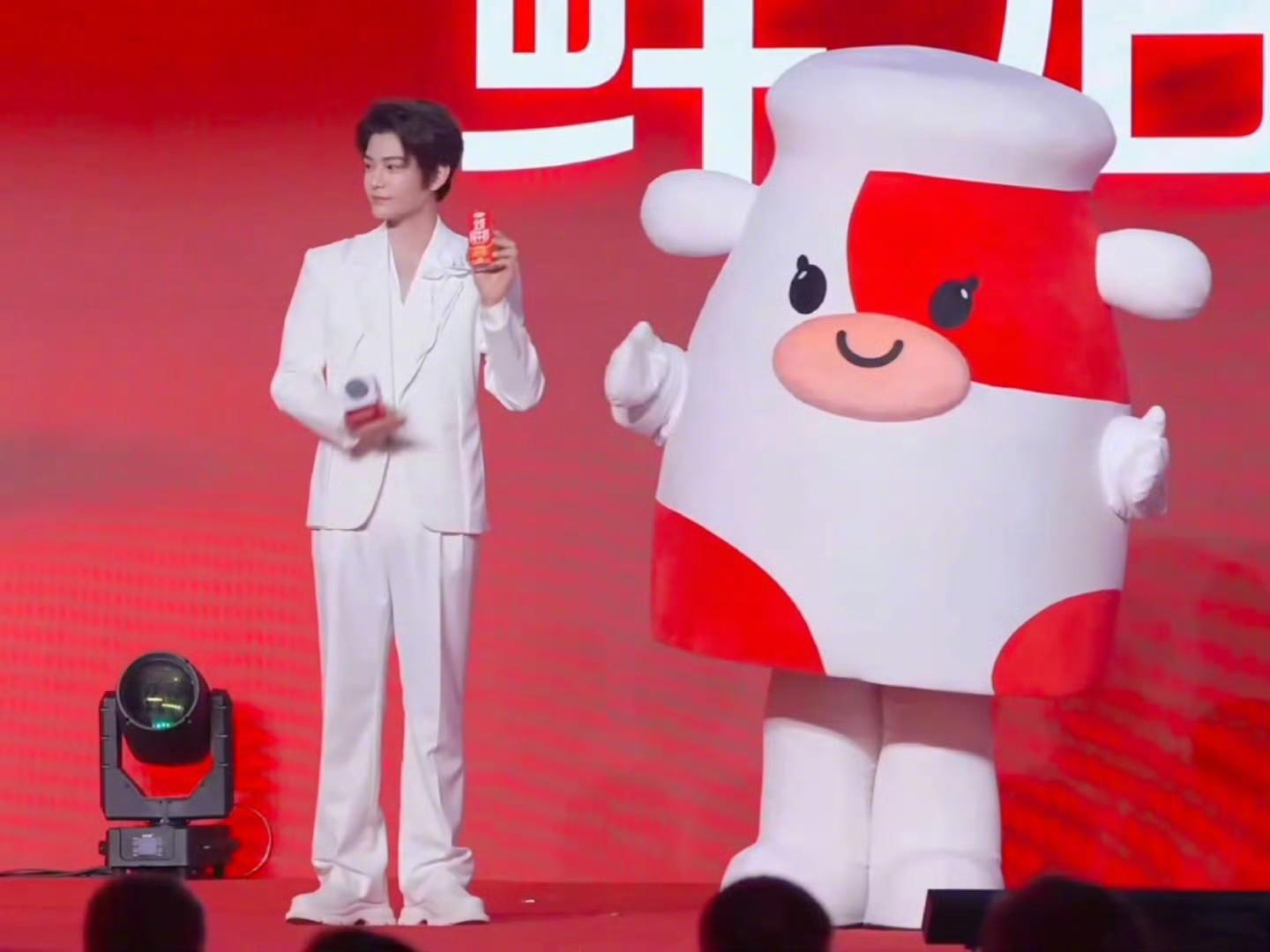 我要给丁禹兮起一个MBTI叫“扶出型人格”。又帅气又绅士，这次扶的是小奶瓶子握着