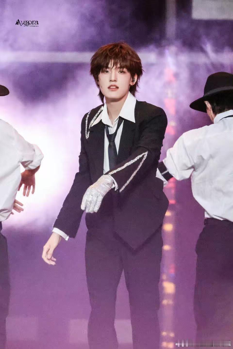 张泽禹玫瑰王子造型鲨疯了 张泽禹玫瑰王子look 氛围感直接拉满，帅到我反复观看