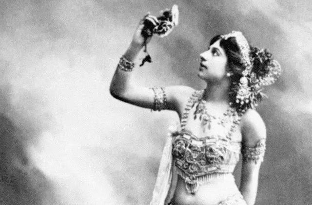 1876年荷兰双面女间谍，玛塔哈莉，被法国判外死刑，行刑时对刽子手说，不要打脸，