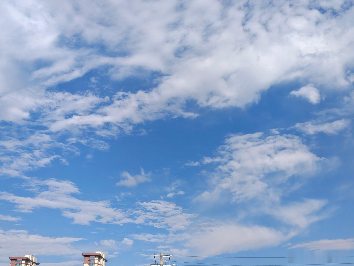 vivo 今早的天空好美，蓝蓝的天空洁白的云朵，心情也随之而来的感觉美好!手机随