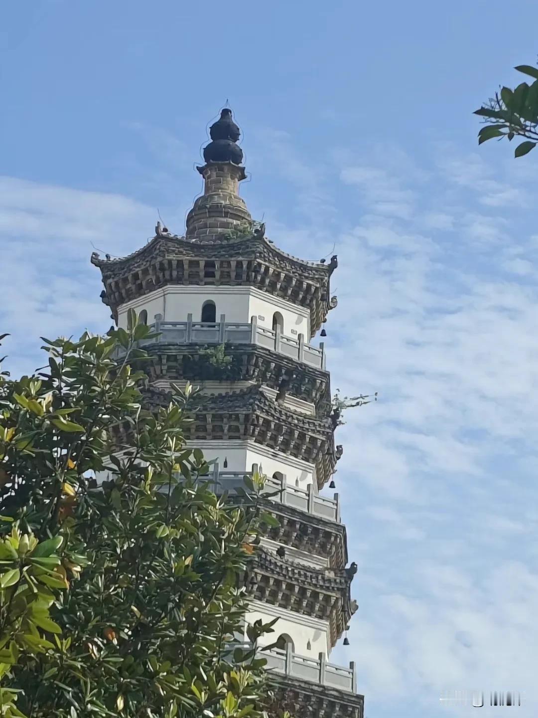 千年古塔耸翠云，岁月静好如初见。塔美景