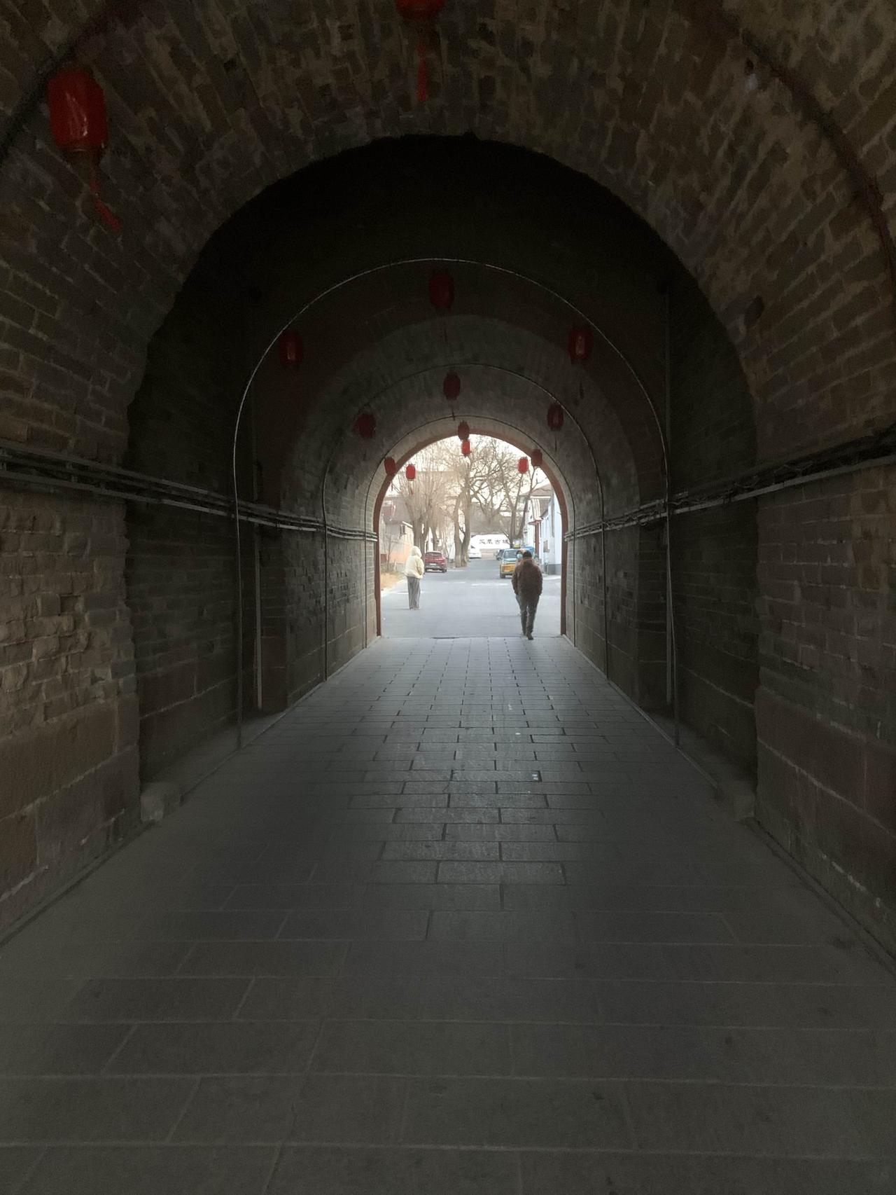 估计很多人都想不到，去北京延庆吃柳沟豆腐宴，可以穿城而过，曲径通幽，小亭依翠，别