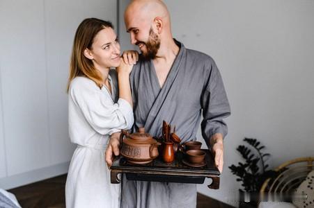 人到中年万事休，
枕边伴侣最情柔。
莫贪外色迷双眼，
病榻端茶是炕头。
父母渐衰