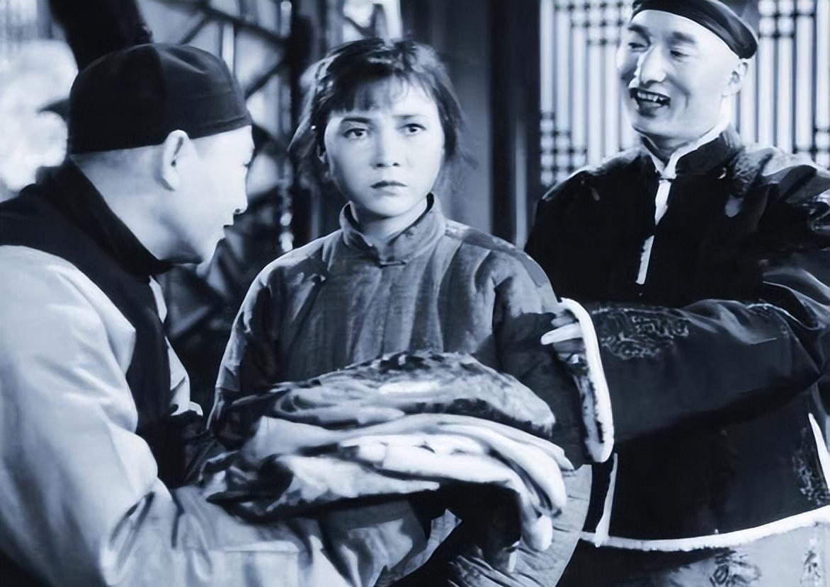 陈佩斯父亲与周总理难得合影，周总理罕见坐在栏杆上开怀大笑，画面温馨动人
1962