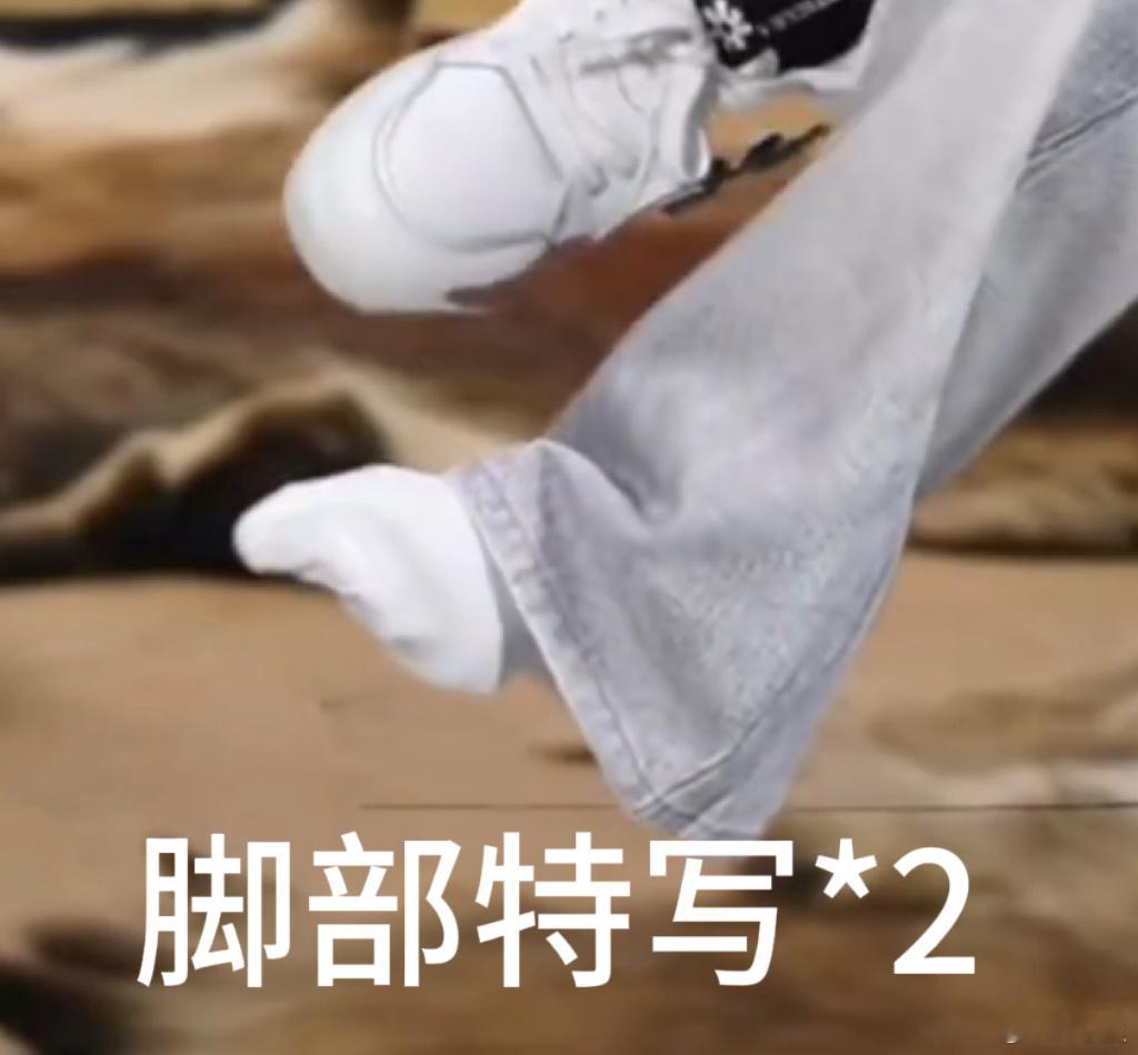 贺峻霖晒脚趾打响指其他人展示的是什么柔韧度、拧魔方 五十公里桃花坞