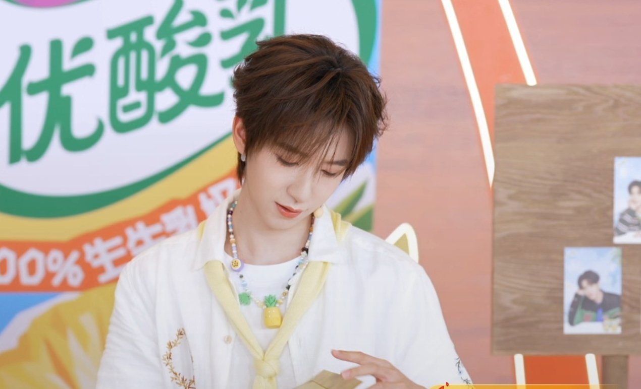 贺峻霖[超话]贺峻霖古茗咖啡全球代言人💚贺峻霖快手超级夏晚“你所担心过、迷茫过