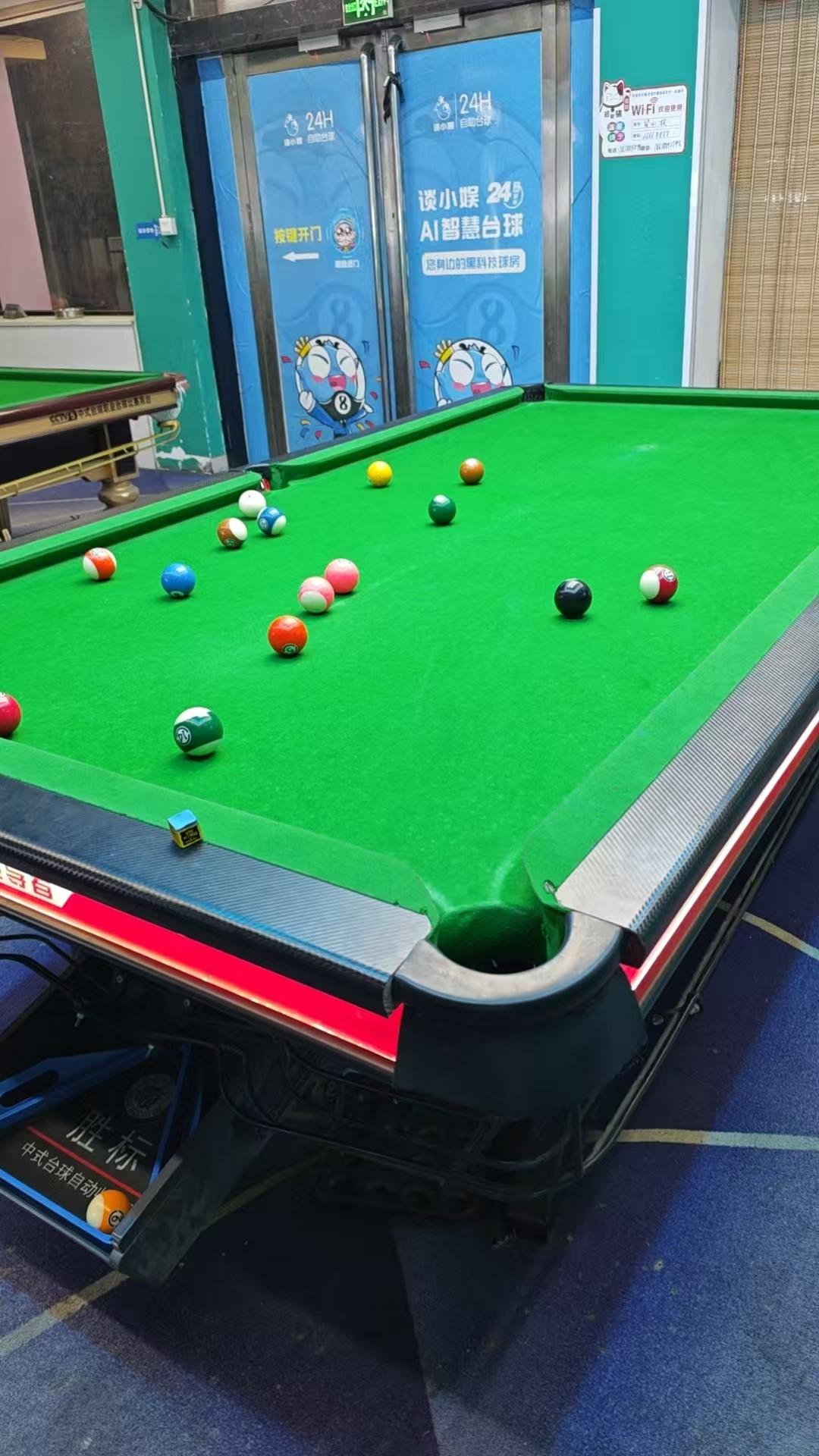 杆起，球落，快乐就位。
在球桌前，每一次出杆都是专注，每一次进球都是尽兴。
24