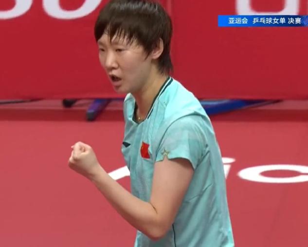 王曼昱真是无奈了！亚运会女单决赛，日本现场球迷几乎都在为孙颖莎加油，而王曼昱只能