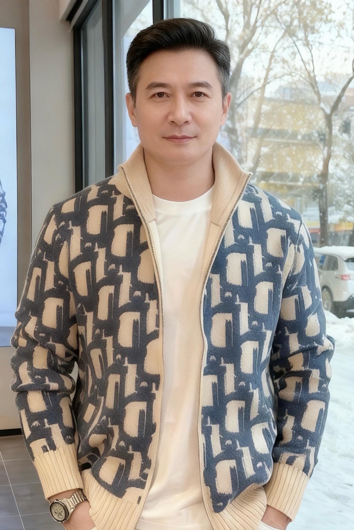 “谁懂啊！老婆送的这件毛衣直接戳中我审美——蓝白几何纹+棒球领，休闲又...