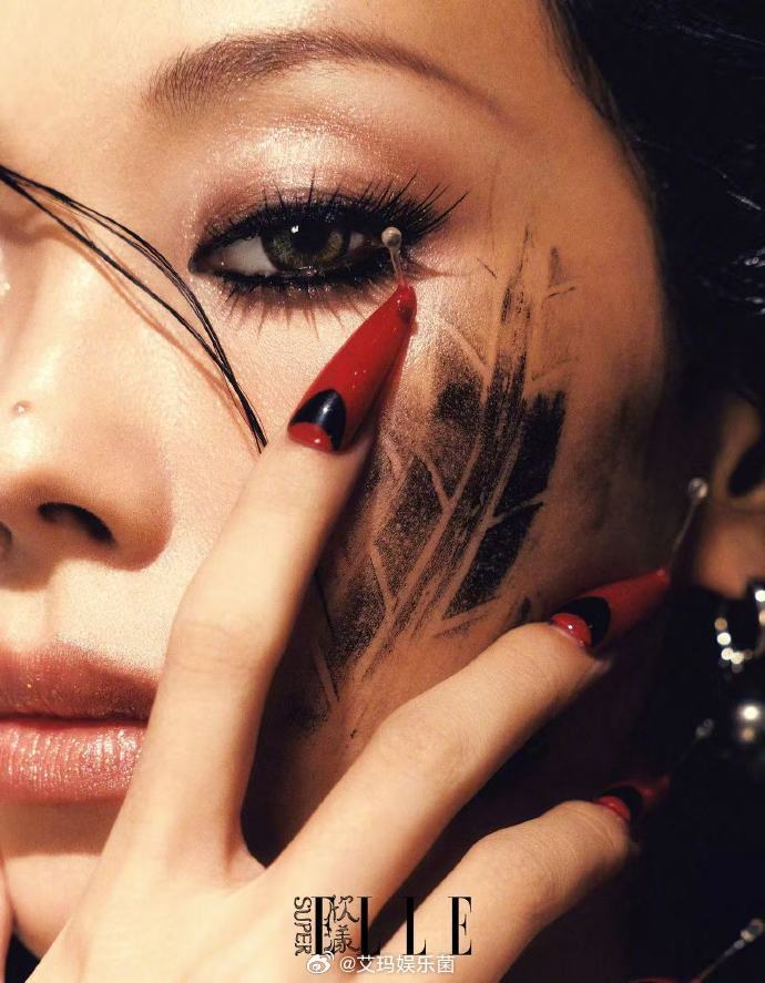 万妮达首次尝试好莱坞复古造型 家人们谁懂啊！万妮达这次大胆挑战好莱坞复古风，浓密
