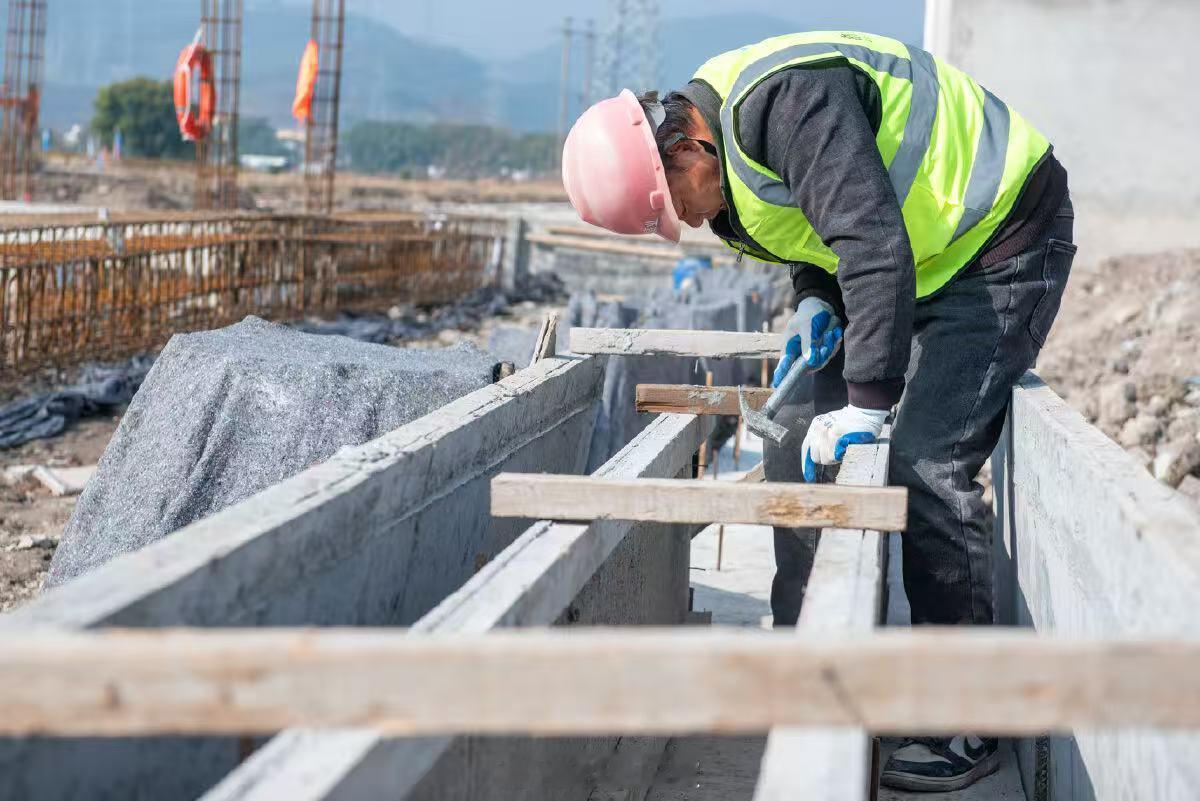 宁波重点工程建设者坚守岗位筑就新春担当 2026年大年初一，宁波海曙区沿山干河河