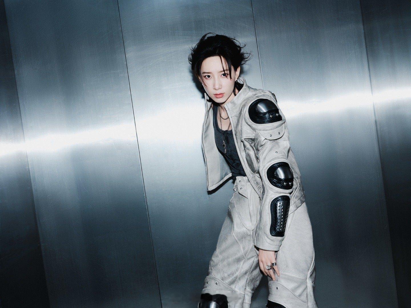 李斯丹妮风格大变 李斯丹妮这次风格大变简直惊艳到炸裂！她大胆突破自我，不被任何框