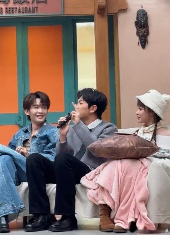 去年惊鸿一瞥，今年求4秒露脸，不过分吧 