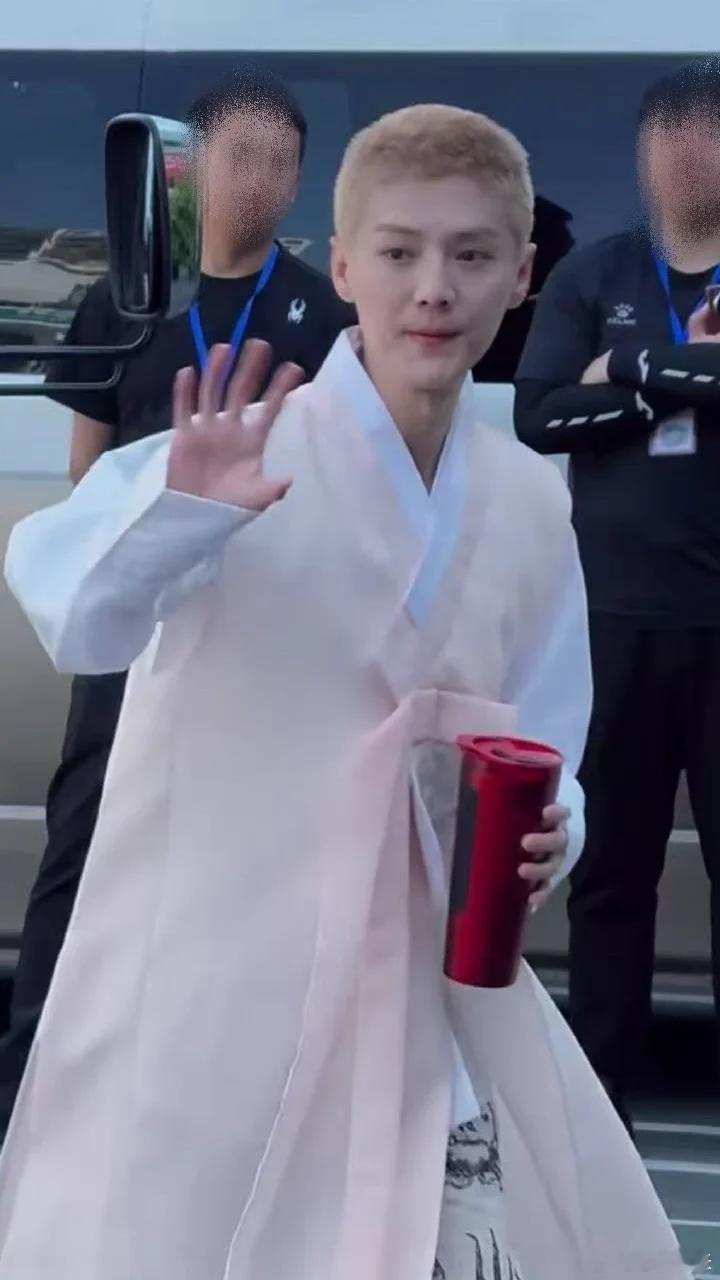鹿晗鹿晗寸头小黄毛   不是没见过他剪短发但这次的寸头和以往偶像感完全不一样带点