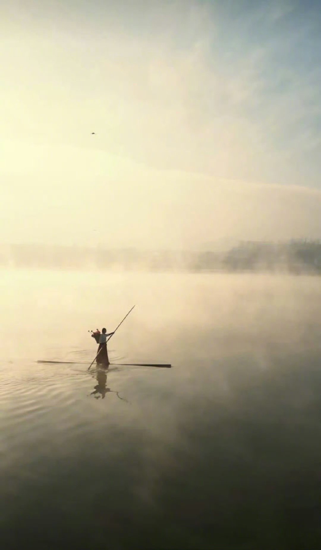 看不见自己，这是一件非常麻烦的事；只看见自己，同样是一件麻烦事。人生是向内向外看