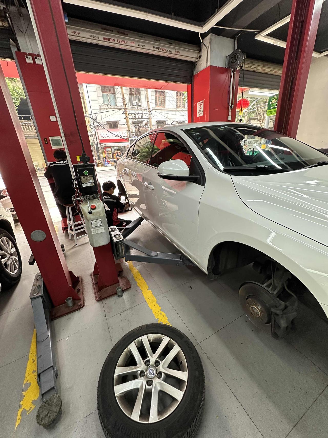换车辆空气过滤网好简单，沃尔沃4 S店优惠价320元，某虎120元一分钟就换好了