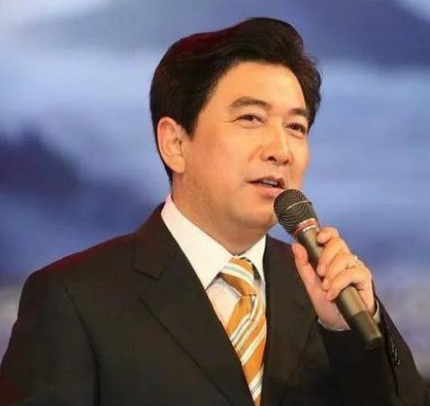 2007年，水均益的妻子意外瘫痪，他毫不犹豫选择和妻子离婚，女儿哭着恳求:爸爸，