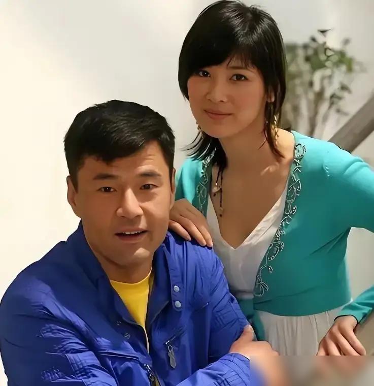 63岁的于荣光，结婚35年，没绯闻，钱全交，回家还做饭，结果老婆王玉苓铁了心要离