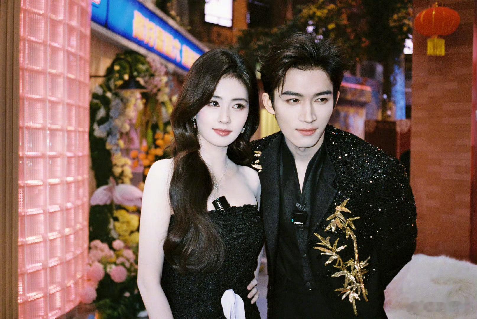 白鹿王星越对视好甜你好星期六 深夜谈心同步选是，对视瞬间粉红泡泡满天飞，嘴角根本