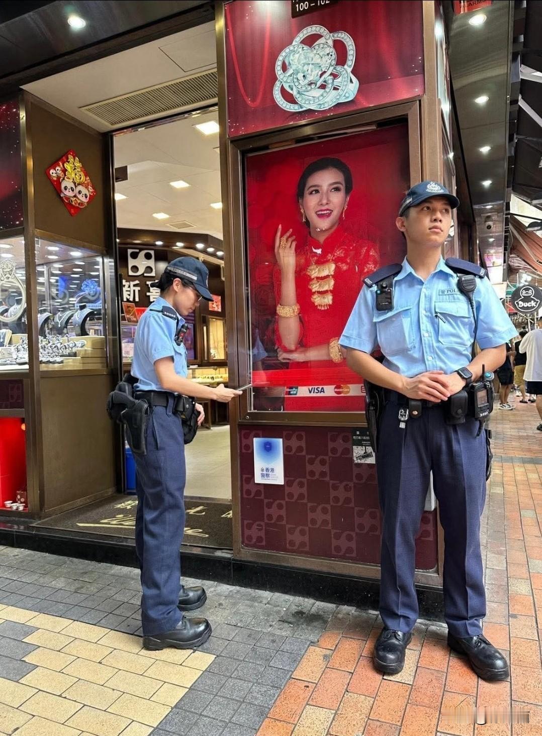 港警信息化建设取得很大进步，以前阿 Sir「签簿」需要手写，现在只需一台执法终端