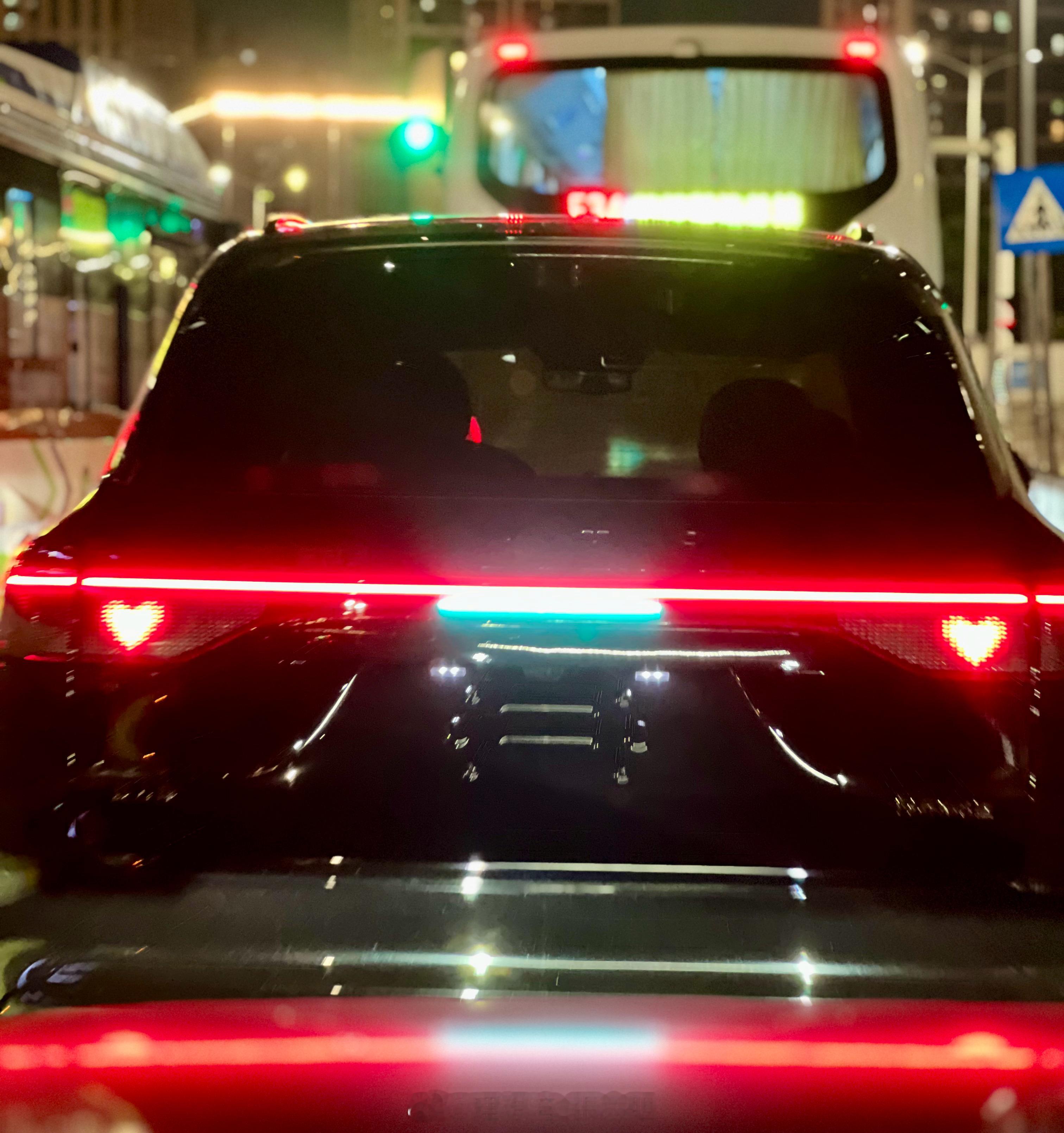 不知道事到如今，还会不会有人说智驾“小蓝灯”刺眼！！[摊手][摊手][摊手] ​