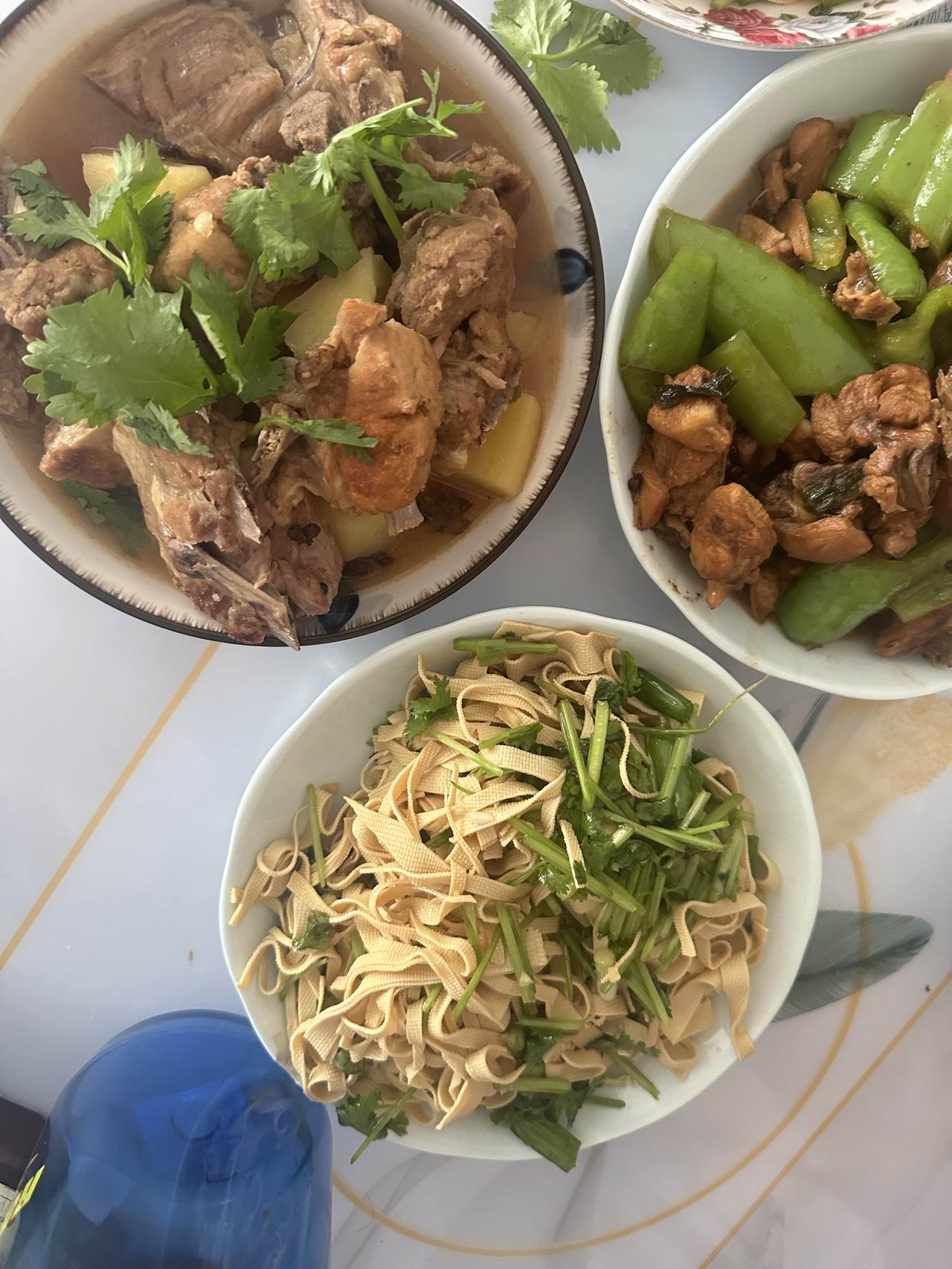 记录一下今日午餐！排骨炖土豆、青椒鸡块、凉拌豆丝！