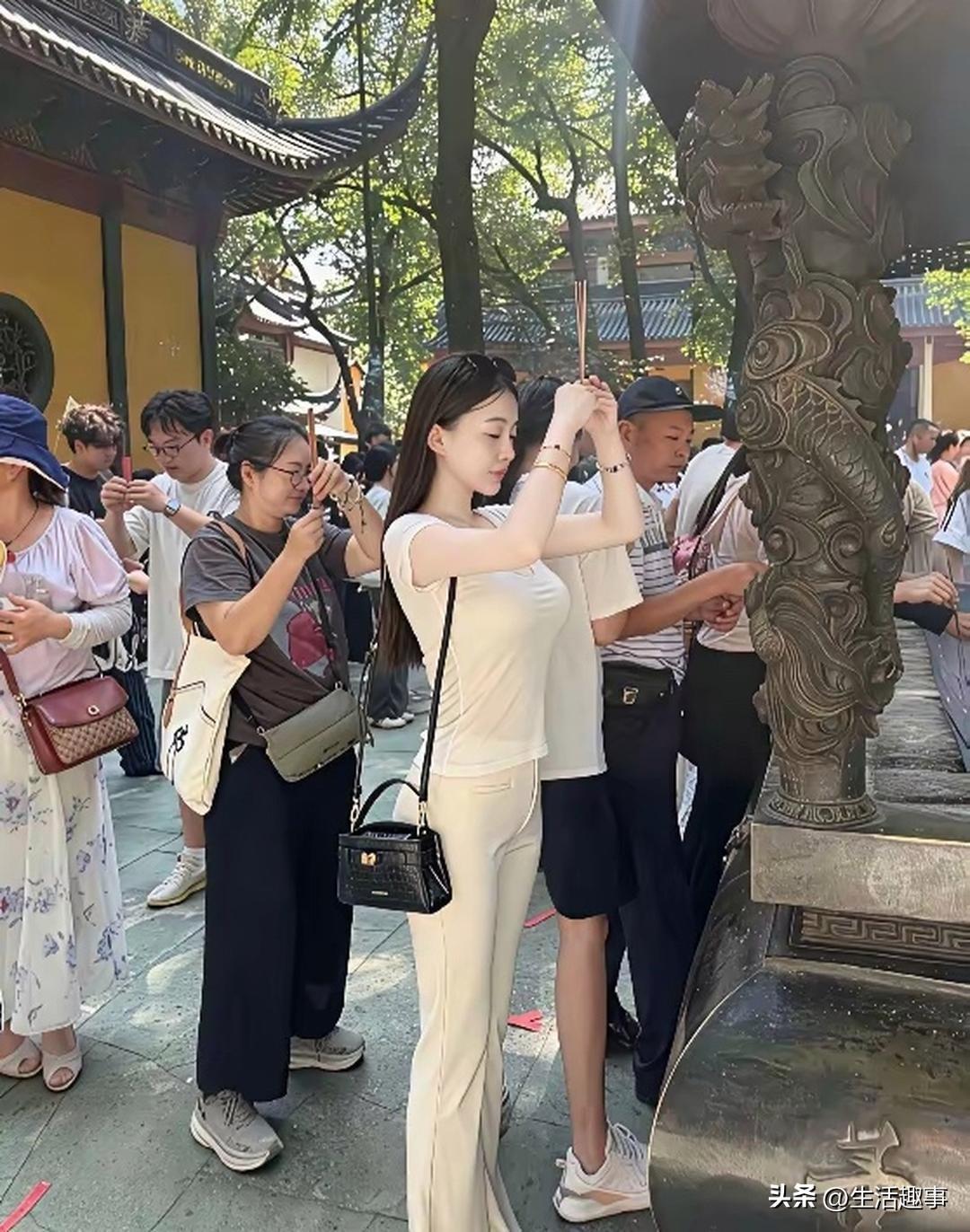 美女也求姻缘呀