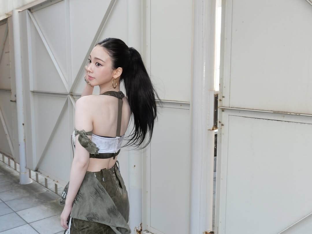 像是那种捏脸游戏里捏出来的数据被问爆的小人💕 ​​​