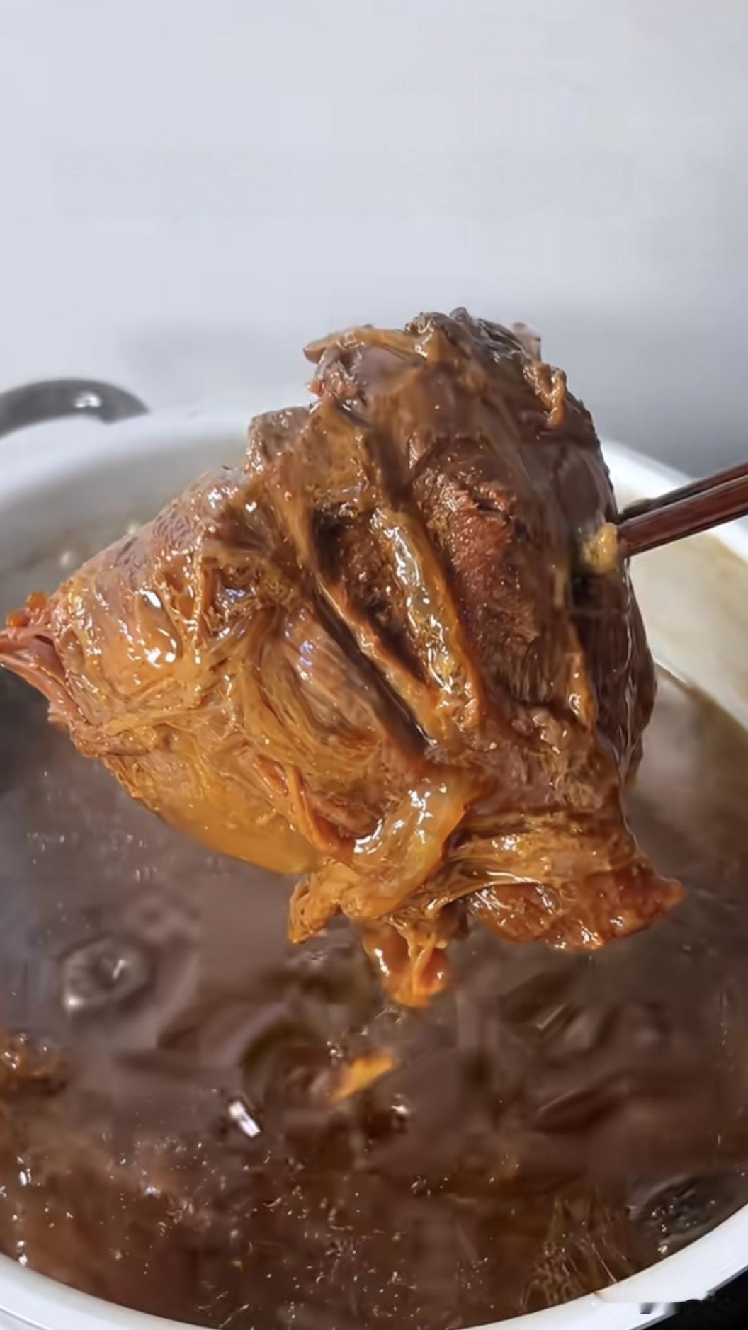 我老舅家养了整整八年的老卤汤，前后卤了三百多锅牛肉，越养越醇厚，味道吊打外面实体