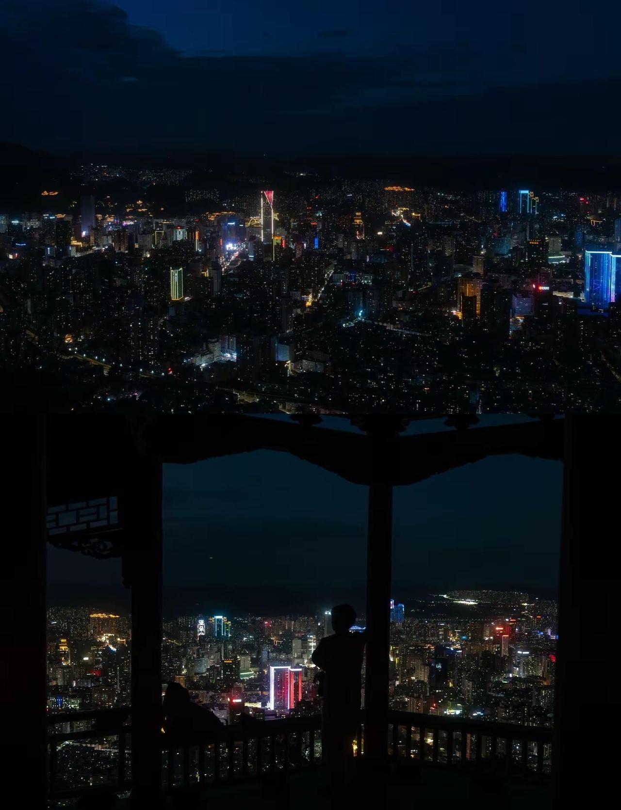 我看东京未必有兰州忧郁。夜爬兰山，我拍下了这样的兰州兰州 摄影