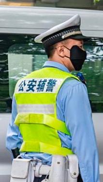 交通辅警独自疏导交通是合理合法的。

辅警并非人民警察，不能单独开展执法活动，但