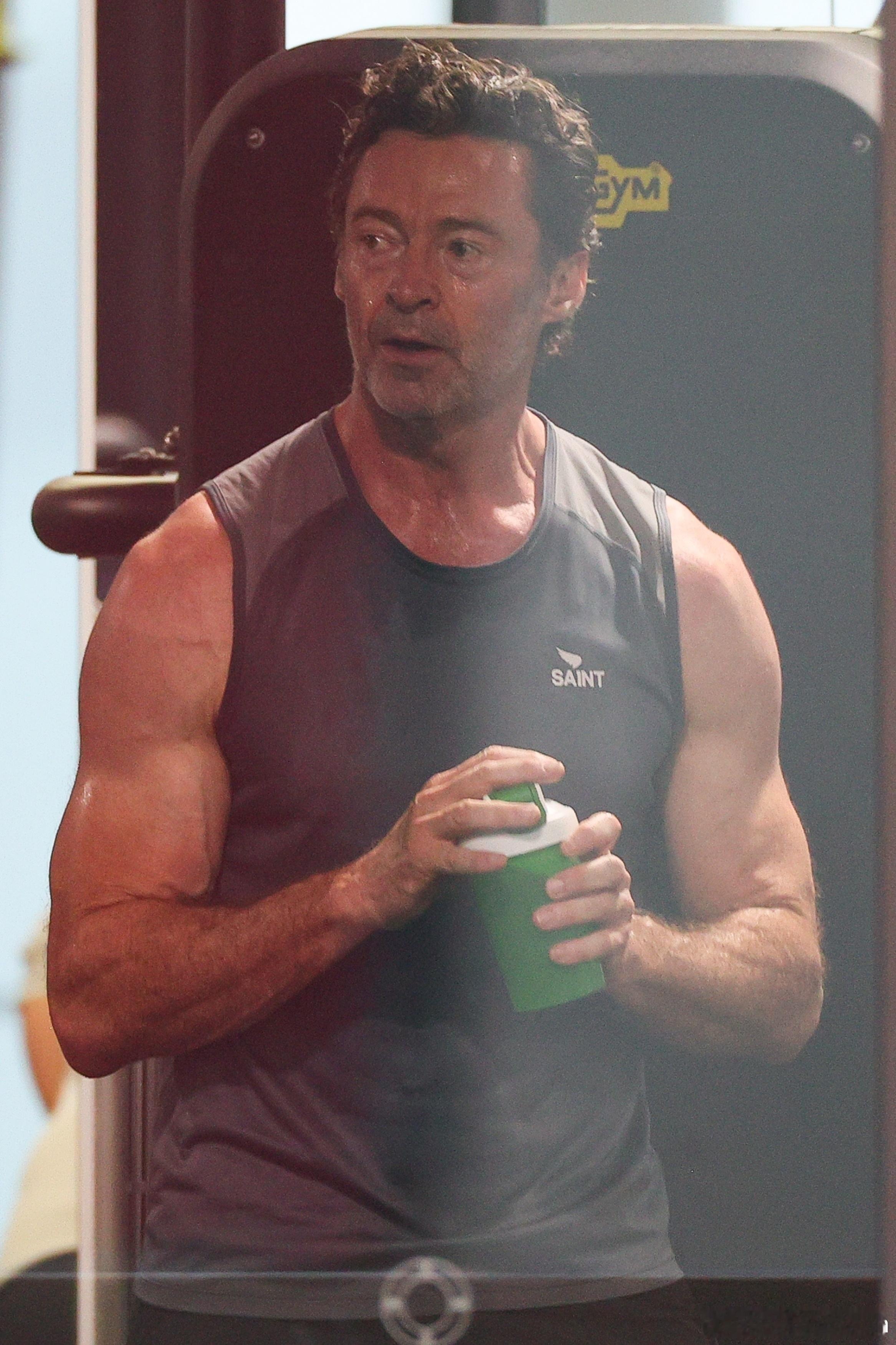 HughJackman[超话]   去海滩前有Michael Ryan陪练 