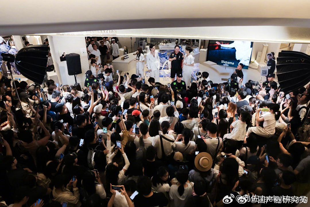 向佑到场向佐粉丝见面会向佐向佑体型差向佑惊喜现身向佐的线下粉丝见面会，兄弟二人同