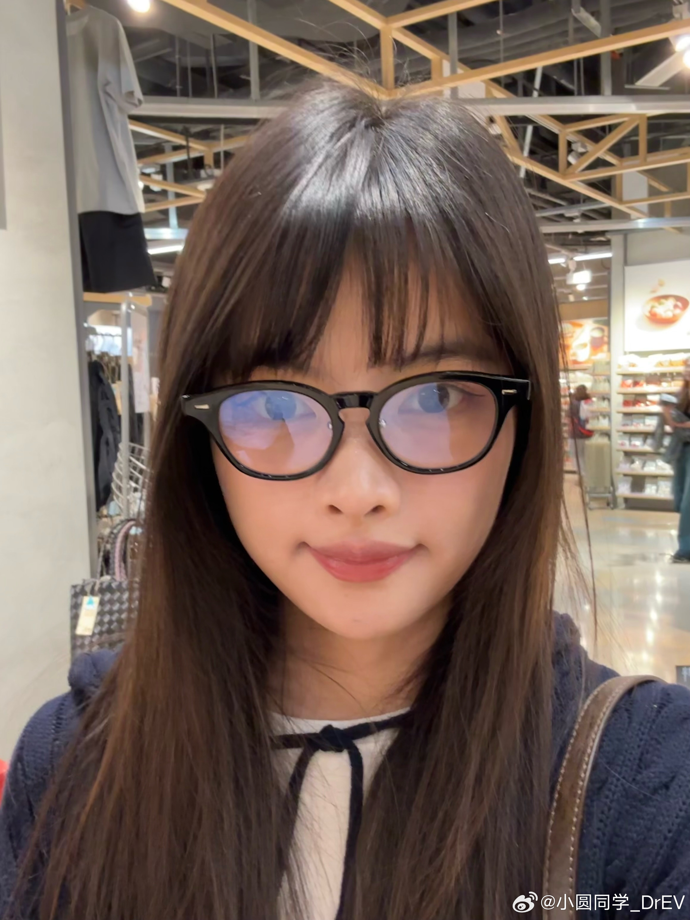 带圆眼镜装下萌妹子[泪奔] ​​​