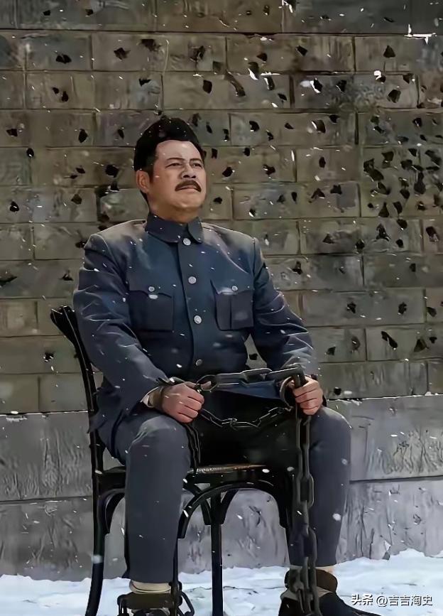 吉鸿昌被枪决以后，他的妻子胡红霞卖掉所有的资产赎回了尸体，却发现丈夫口袋中有个纸