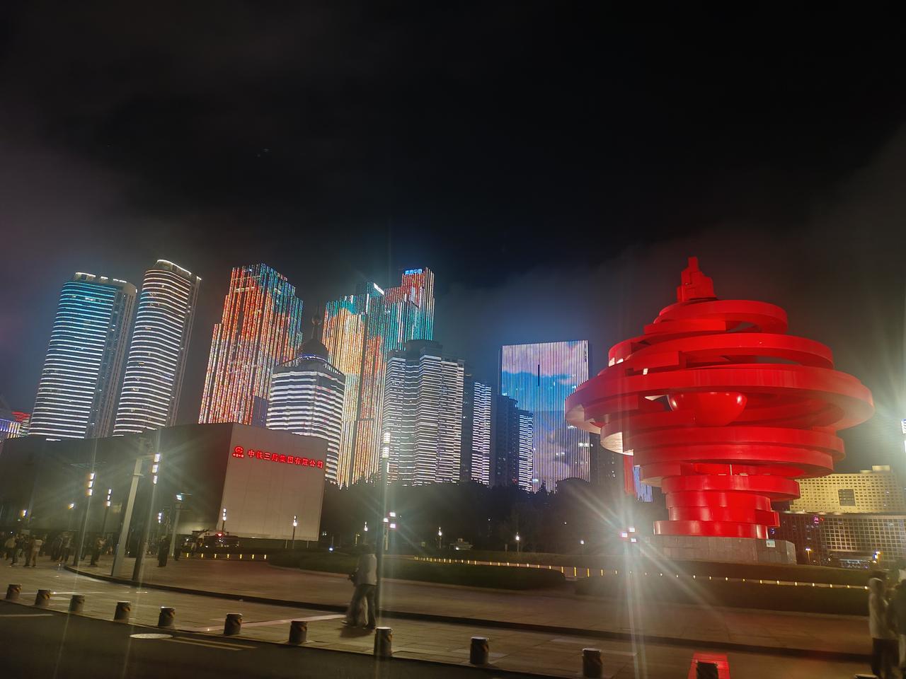 分享你随手拍下的风景夜幕下的青岛五四广场