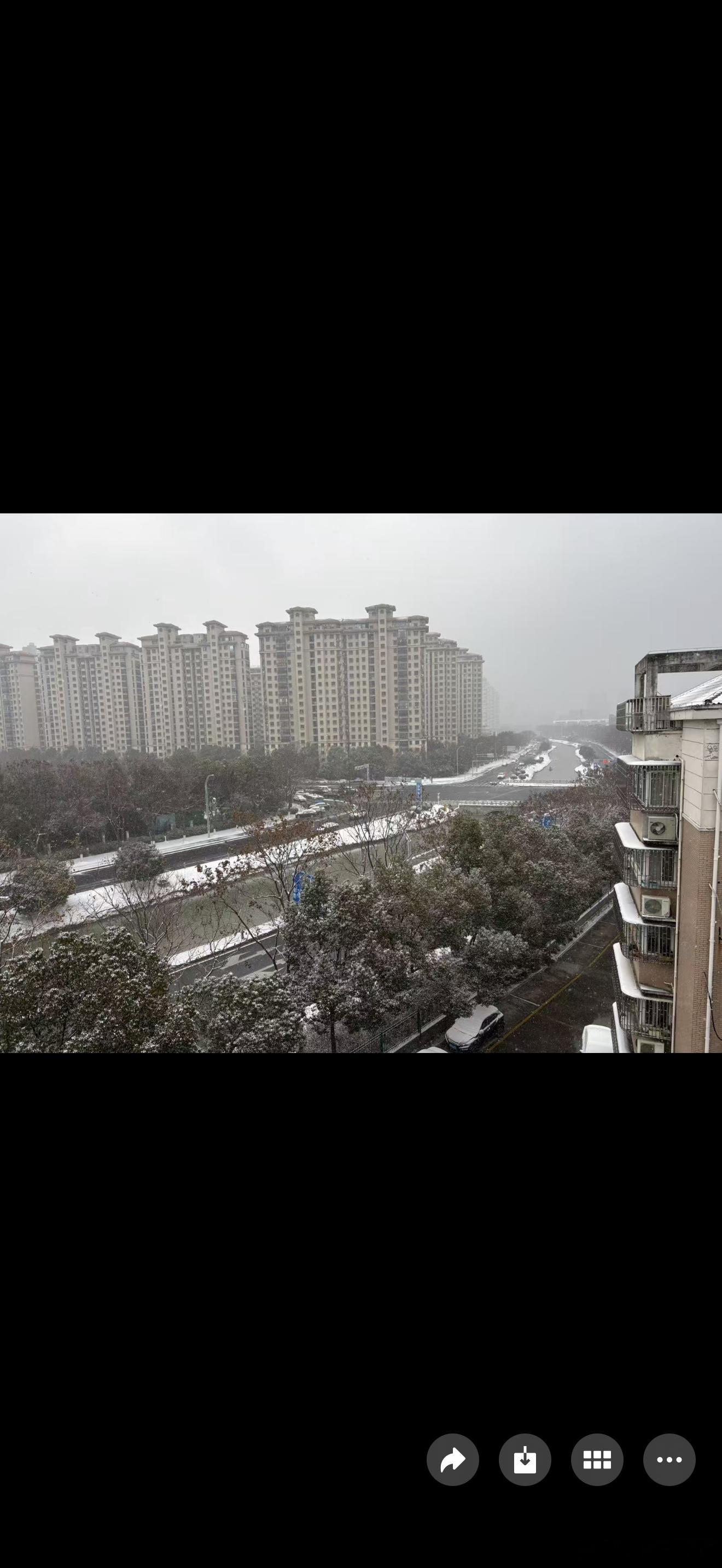 『宜興那年的一塲大雪』有幸結緣，聚會於浙江宜興，在酒店內，看到窗外飃雪，維繫在一