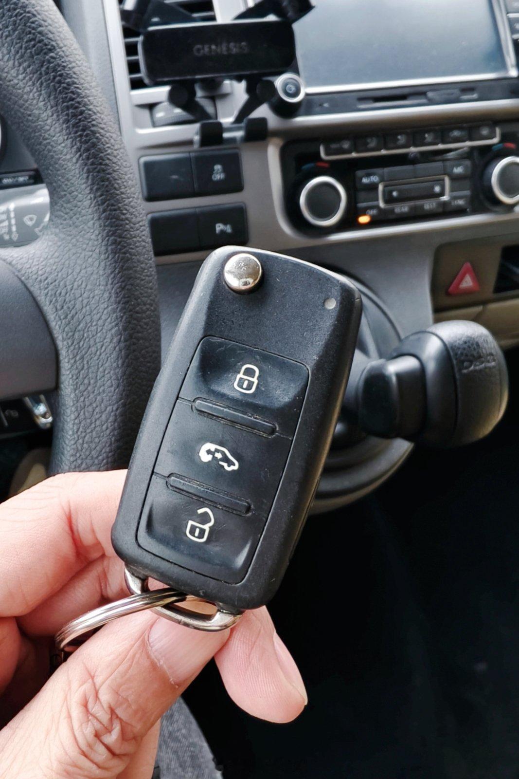 年前不是配钥匙未果么（原车钥匙进水损坏，图2），今天终于把车开过来对上码。不过带